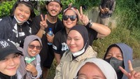 Istri Hanung Bramantyo ini ikut turun ke jalan membagi-bagikan snack gratis. Foto: Instagram Story @zaskiadyamecca
