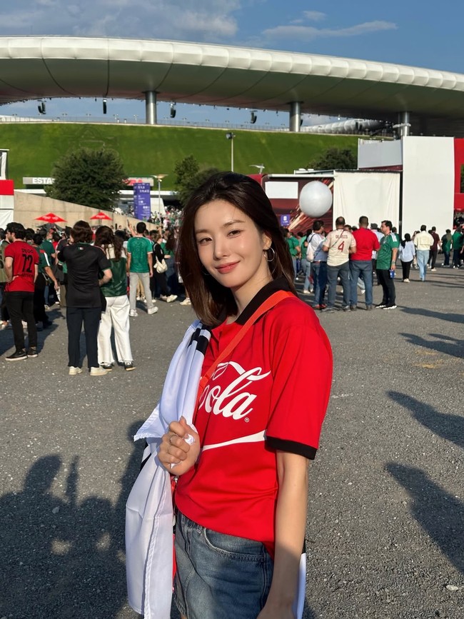 Seperti Karina aespa, Kwon Eunbi tampil manis dengan hoop earrings. Ia pun mengibarkan bendera Korea Selatan di luar stadium. Pertandingan tersebut dimenangkan timnas Korea Selatan dengan skor 2-1 usai melawan Republik Ceko. Foto: Instagram