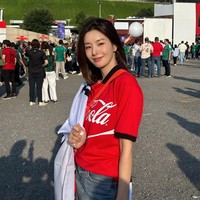 Seperti Karina aespa, Kwon Eunbi tampil manis dengan hoop earrings. Ia pun mengibarkan bendera Korea Selatan di luar stadium. Pertandingan tersebut dimenangkan timnas Korea Selatan dengan skor 2-1 usai melawan Republik Ceko. Foto: Instagram