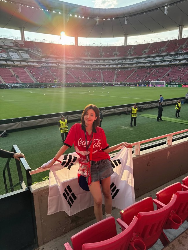 Mantan personel IZ*ONE, Kwon Eunbi tak kalah mencuri perhatian dengan kehadirannya di Stadium Guadalajara Meksiko. Baru-baru ini, ia menghebohkan fans membagikan foto liburan di Bali. Foto: Instagram