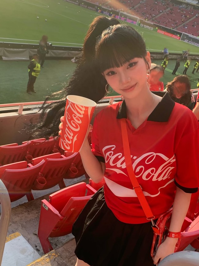 Karina aespa sontak membuat fans pangling usai membagikan fotonya dengan model rambut ponytail dan berponi. Foto: Instagram