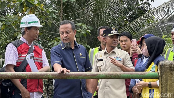 Gubernur Sulsel Andi Sudirman Sulaiman dan Bupati Bone Andi Asman Sulaiman, saat melakukan groundbreaking daerah irigasi (DI) Bengo.
