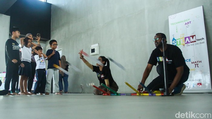 Sejumlah anak mengikuti pertunjukan sains yang digelar oleh STEAM Tech di Planetarium, Taman Ismail Marzuki (TIM), Jakarta, Sabtu (13/6/2026).