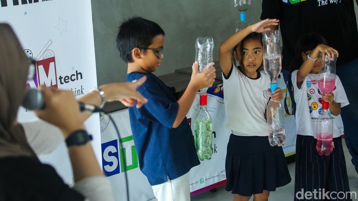 Sejumlah anak mengikuti pertunjukan sains yang digelar oleh STEAM Tech di Planetarium, Taman Ismail Marzuki (TIM), Jakarta, Sabtu (13/6/2026).