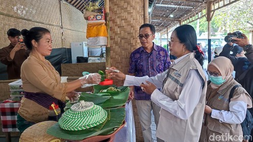 BBPOM Denpasar melakukan pengawasan terhadap makanan dan minuman yang dijual di area kuliner Pesta Kesenian Bali (PKB) 2026, Sabtu (13/6/2026). (Ahmad Firizqi Irwan/detikBali)