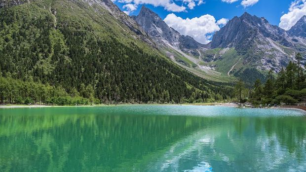 Jelajahi Bipenggou di Sichuan, China! Surga tersembunyi dengan danau alpine dan gletser indah yang belum banyak diketahui wisatawan.