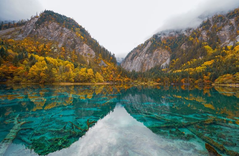 Jelajahi Bipenggou di Sichuan, China! Surga tersembunyi dengan danau alpine dan gletser indah yang belum banyak diketahui wisatawan.