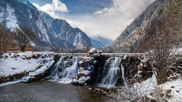 Jelajahi Bipenggou di Sichuan, China! Surga tersembunyi dengan danau alpine dan gletser indah yang belum banyak diketahui wisatawan.