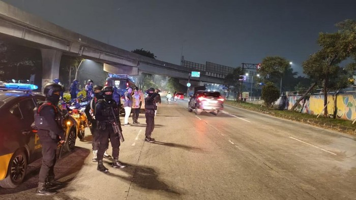 Brimob Polda Metro Jaya sisir titik rawan tawuran di Koja dan Duren Sawit dalam patroli, pada Sabtu (13/6/2026) dini hari.