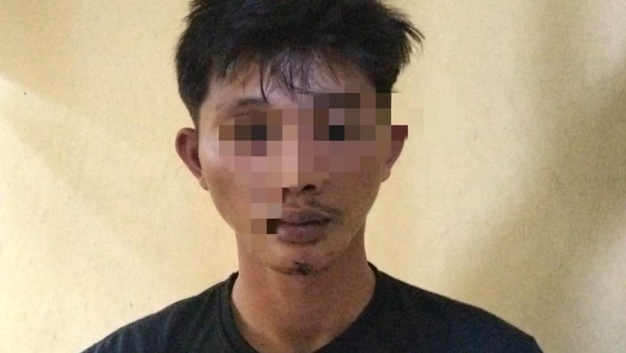 Pria berinisial MR ditangkap warga saat mencuri katalis knalpot ambulans di Bulukumba. Rekannya melarikan diri.