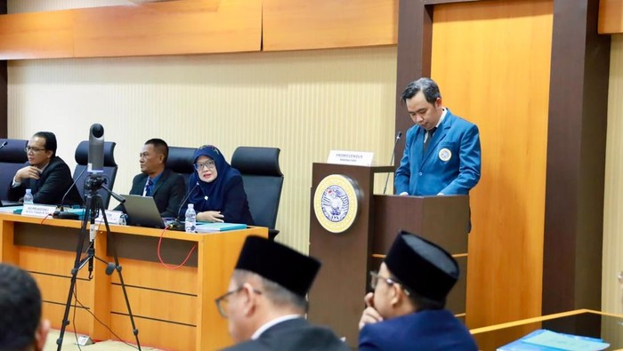 Bupati Fawait saat sidang doktoral di Unair