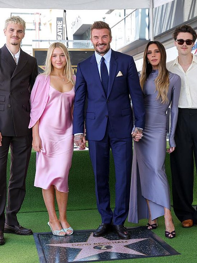 Gaya Elegan David Beckham Bareng Istri & 3 Anak Terima Hollywood Walk of Fame