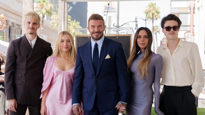 Romeo Beckham, Harper Beckham, David Beckham, Victoria Beckham, dan Cruz Beckham di upacara pemberian bintang kepada David Beckham di Hollywood Walk Of Fame pada 12 Juni 2026 di Los Angeles, California.
