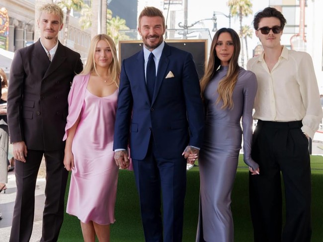 Mantan pesepakbola legendaris ini hadir bersama keluarganya dalam acara penghargaan yang digelar pada Jumat (12/6/2026) di Los Angeles, California, waktu setempat. Foto: Instagram/@davidbeckham