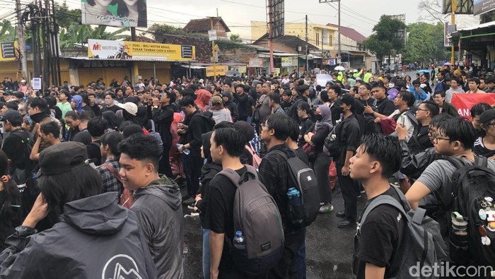Suasana aksi demonstrasi yang dilakukan massa dari Aliansi Rakyat Memanggil di pertigaan Gejayan, Sleman, Sabtu (13/6/2026).