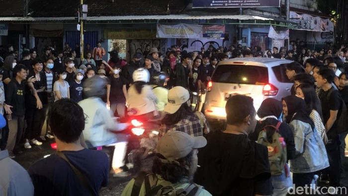 Situasi massa aksi yang masih bertahan di simpang tiga Jalan Affandi atau pertigaan Gejayan, Caturtunggal, Depok, Sleman, Sabtu (13/6/2026).