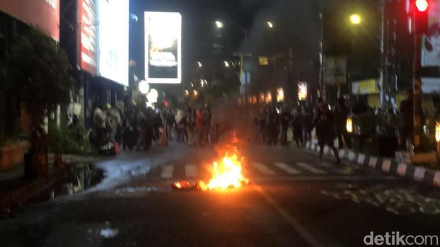 Demo Jogja Situasi massa aksi yang masih bertahan di simpang tiga Jalan Affandi atau pertigaan Gejayan, Caturtunggal, Depok, Sleman, Sabtu (13/6/2026).