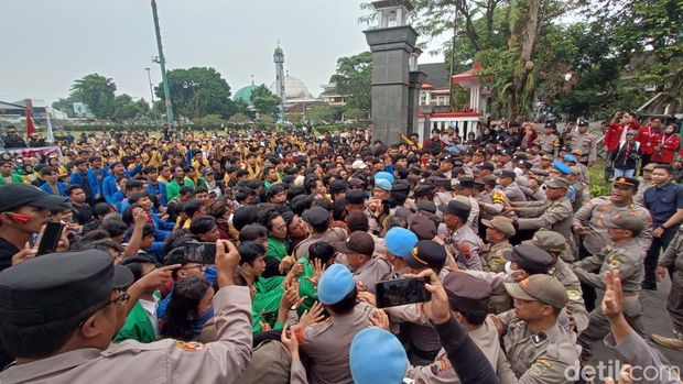 Demo Mahasiswa Aliansi mahasiswa Banyumas Raya membakar ban saat menggelar aksi di depan Kantor Bupati Banyumas, Sabtu (13/6/2026).