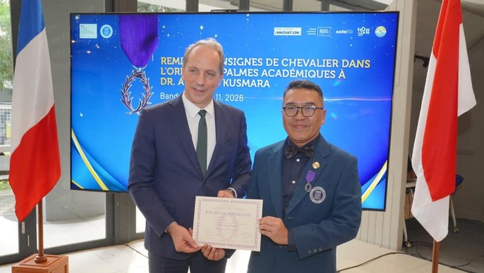 Dr. Andryanto Rikrik Kusmara Menerima Tanda Kehormatan Chevalier dans lOrdre des Palmes Académiques dari Pemerintah Republik Prancis