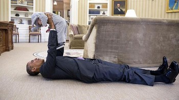 Presiden Amerika Serikat saat itu, Barack Obama, bermain bersamaElla Harper Rhodes di Oval Office. Momen sederhana ini memperlihatkan sisi hangat seorang pemimpin di tengah kesibukan mengurus negara. Foto: Boredpanda