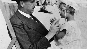 Jenderal Charles de Gaulle menghabiskan waktu bersama putri bungsunya, Anne, yang lahir dengan Sindrom Down. Meski dikenal pendiam, De Gaulle sangat menyayangi Anne dan menyebutnya sebagai kebahagiaanku. Anne meninggal pada 1948 dalam pelukan sang ayah saat berusia 20 tahun. Foto: Boredpanda