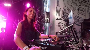 Perdana Menteri Selandia Baru Jacinda Ardern menjajal peran sebagai DJ dalam sebuah acara. Senyum lepasnya membuatnya dikenal sebagai salah satu pemimpin paling membumi di dunia. Foto: Boredpanda