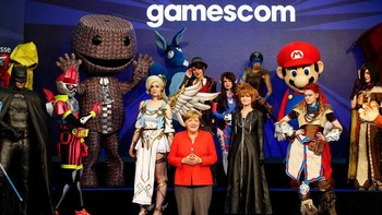 Kanselir Jerman saat itu Angela Merkel berfoto bersama karakter video game dan cosplayer di ajang Gamescom. Momen ini memperlihatkan ketertarikannya pada industri kreatif dan teknologi. Foto: Boredpanda