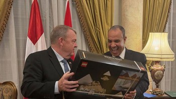 Perdana Menteri Denmark Lars Løkke Rasmussen menerima hadiah set LEGO saat bertemu pejabat Mesir. Tawa lepas keduanya menciptakan suasana diplomasi yang jauh dari kesan kaku. Foto: Boredpanda