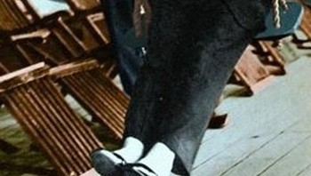 Mustafa Kemal Atatürk, pendiri Republik Turki, terlihat menikmati waktu bermain ayunan. Foto langka ini menunjukkan sisi santai seorang tokoh yang dikenal tegas dalam memimpin negaranya. Foto: Boredpanda