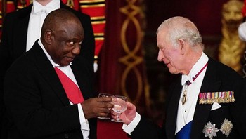 Raja Inggris Charles III berbincang santai sambil mengangkat gelas bersama Presiden Afrika Selatan Cyril Ramaphosa dalam sebuah jamuan resmi. Gestur sederhana ini mencerminkan hubungan yang hangat antarnegara. Foto: Boredpanda
