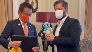 Presiden Chile Gabriel Boric menerima hadiah boneka Pokémon Squirtle dari Menteri Luar Negeri Jepang Yoshimasa Hayashi. Reaksi cerianya langsung menjadi sorotan publik dan media sosial. Foto: Boredpanda