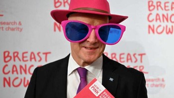 Mantan Menteri Pertama Skotlandia Nicola Sturgeon mengenakan aksesori serba merah muda dalam kampanye penggalangan dana kanker payudara. Penampilannya yang nyentrik sukses mengundang senyum banyak orang. Foto: Boredpanda