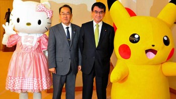 Menteri Luar Negeri Jepang Taro Kono berfoto bersama karakter Hello Kitty dan Pikachu. Potret ini memperlihatkan bagaimana budaya pop Jepang kerap hadir bahkan dalam lingkungan pemerintahan. Foto: Boredpanda