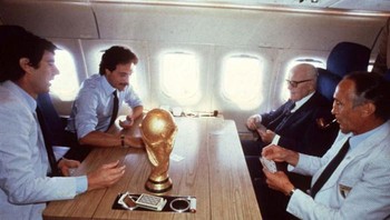 Perdana Menteri Kanada Pierre Trudeau bermain kartu di dalam pesawat bersama anggota tim nasional sepak bola Prancis. Di atas meja tampak trofi Piala Dunia yang baru dimenangkan Prancis pada 1998. Foto: Boredpanda