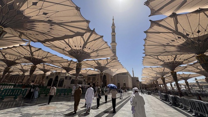 Umat Islam berdoa di depan makam Nabi Muhammad SAW, Abu Bakar Ash-Shiddiq, dan Umar bin Khattab di Masjid Nabawi, Madinah, Arab Saudi, Jumat (12/6/2026). Ziarah ke makam Nabi Muhammad SAW dan dua sahabatnya tersebut menjadi salah satu tujuan umat Isl