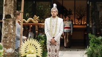 Akad nikah digelar dengan nuansa adat Jawa. Justin Hubner memakai busana pengantin keluaran Maison Baaz Couture. Pemain sepak bola Timnas Indonesia itu memakai beskap putih lengkap dengan kain batik sidoasih bernuansa coklat dan putih, lengkap dengan blankon. Foto: Instagram @jennifercoppenreal20/@justinhubner5/@fcgweddings