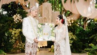 Jennifer Coppen dan Justin Hubner memperlihatkan maskawin dalam pernikahan mereka. Terlihat ada kepingan logam mulia. Foto: Instagram @jennifercoppenreal20/@justinhubner5/@fcgweddings