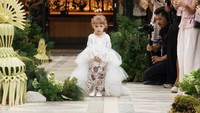 Kamari, buah hati Jennifer Coppen dengan mendiang Dali Wassink tampil menawan berjalan di hadapan para tamu dengan gaun putih dan kain batik senada dengan Jennifer dan Hubner. Foto: Instagram @jennifercoppenreal20/@justinhubner5/@fcgweddings