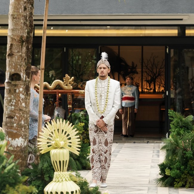 Justin tampil serasi dalam balutan beskap yang juga dihiasi payet dan kristal mewah. Beskap pun dipasangkan dengan kain batik dan blangkon khas Jawa. Foto: Instagram/@jennifercoppenreal20