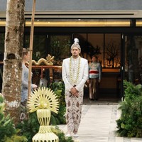 Justin tampil serasi dalam balutan beskap yang juga dihiasi payet dan kristal mewah. Beskap pun dipasangkan dengan kain batik dan blangkon khas Jawa. Foto: Instagram/@jennifercoppenreal20
