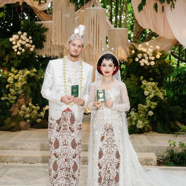 Kebaya dari koleksi Maison Baaz Couture ini dipadukan dengan kain batik khas Yogyakarta motif Sido Asih. Motif batik ini melambangkan doa agar pasangan pengantin dilimpahi kasih sayang dan kebahagiaan selama pernikahan. Foto: Instagram/@jennifercoppenreal20