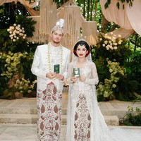 Kebaya dari koleksi Maison Baaz Couture ini dipadukan dengan kain batik khas Yogyakarta motif Sido Asih. Motif batik ini melambangkan doa agar pasangan pengantin dilimpahi kasih sayang dan kebahagiaan selama pernikahan. Foto: Instagram/@jennifercoppenreal20
