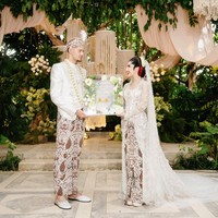 Jennifer tampil cantik nan anggun berbalut kebaya modern dengan taburan payet dan kristal. Kebaya tampak mewa berkat train panjang yang menyapu lantai. Foto: Instagram/@jennifercoppenreal20