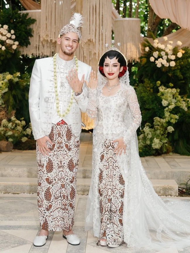 7 Potret Jennifer Coppen Jadi Pengantin Jawa, Cantik nan Anggun