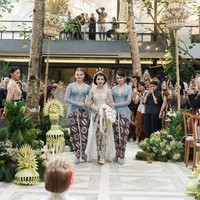 Sanggul Jawa klasik mempercantik penampilan ibu satu anak ini, lengkap dengan riasan paes dan rangkaian ronce, yang mengombinasikan bunga melati dan mawar merah. Foto: Instagram/@jennifercoppenreal20