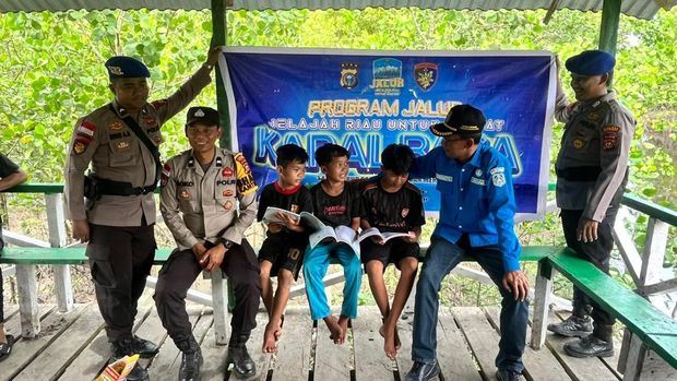 Kapal 'JALUR' Polda Riau menembus pesisir di Kepulauan Meranti, membawa sembako dan pustaka apung, Sabtu (13/6/2026).