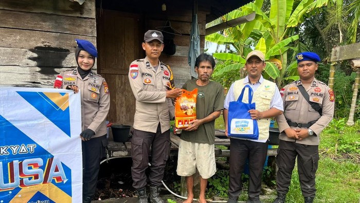 Kapal JALUR Polda Riau menembus pesisir di Kepulauan Meranti, membawa sembako dan pustaka apung, Sabtu (13/6/2026).