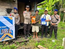 Tembus Pesisir di Meranti, Kapal JALUR Polda Riau Bagikan Sembako ke Warga