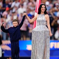 Gaun Katy Perry di Pembukaan Pildun 2026 Jadi Sorotan, Disebut Mirip Kap Lampu