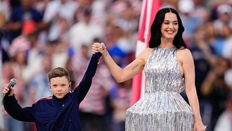 Gaun Katy Perry di Pembukaan Pildun 2026 Jadi Sorotan, Disebut Mirip Kap Lampu